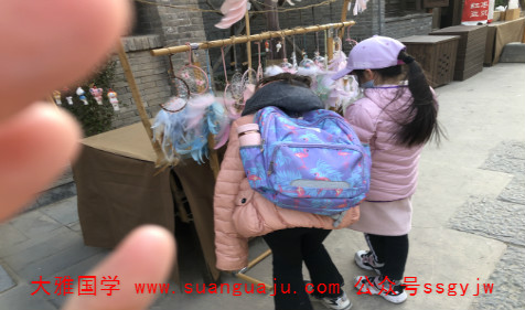 合八字算命​：猪年亥时出生的女孩命运 讨人喜欢一生顺遂