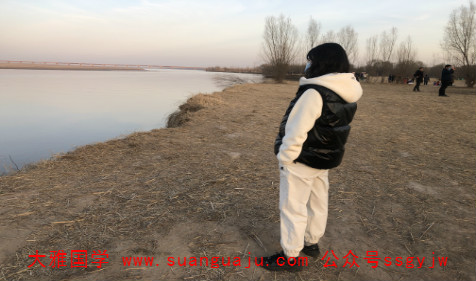 网上免费算命​：八字弃命从财格，含着金钥匙出生(图2)