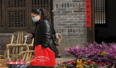四柱八字免费算命：子女缘分晚来的女生（图文）