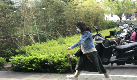 她命盘弃命从财官，命运究竟怎样？算命大师真人算命一条街详解(图2)